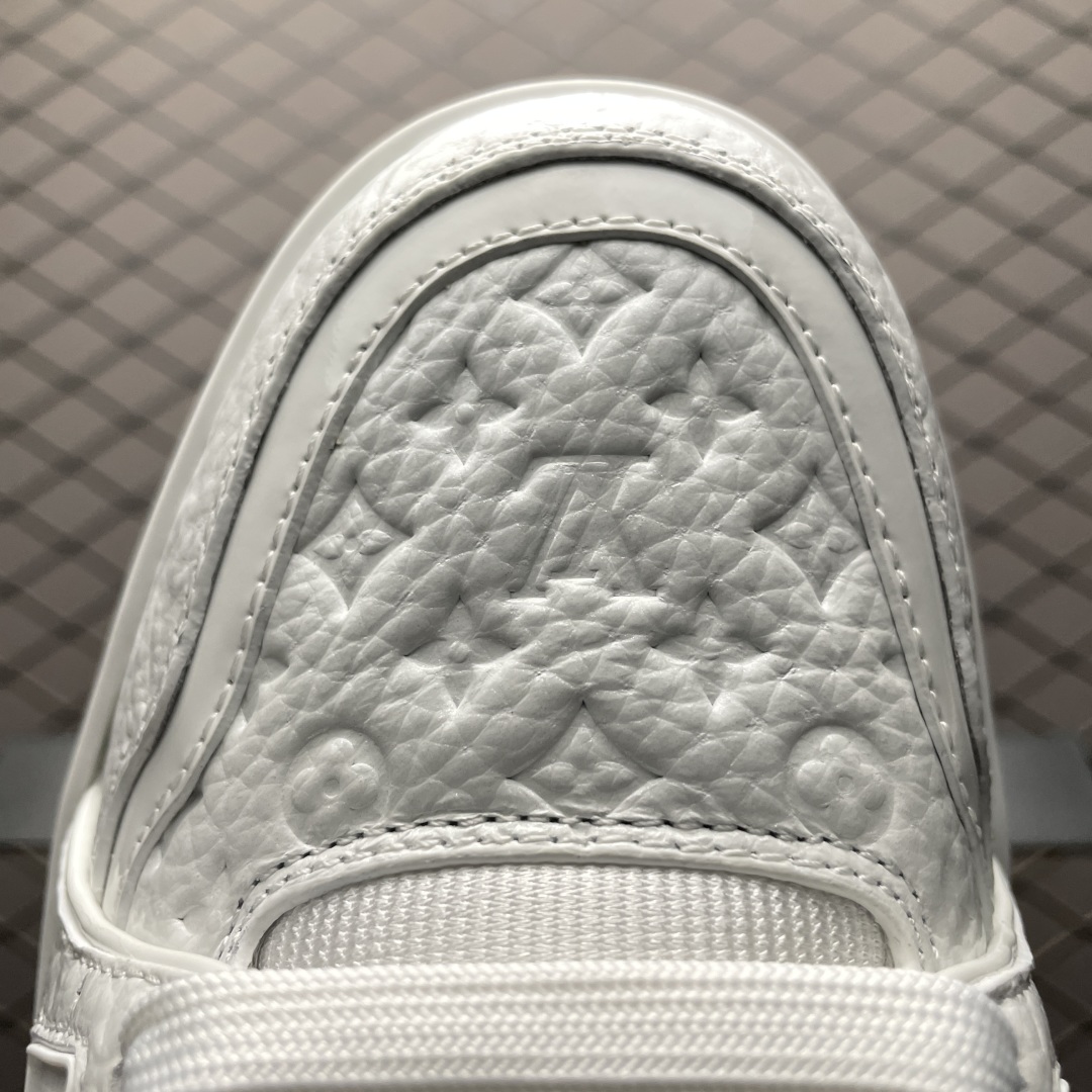 Low-top casual sneakers