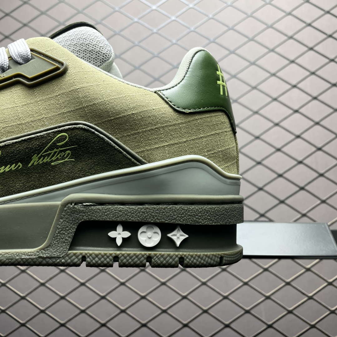 Light green low-top casual sneakers