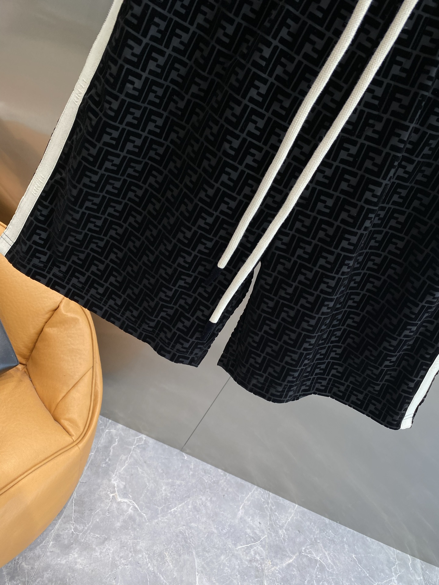 Side white stripe shorts