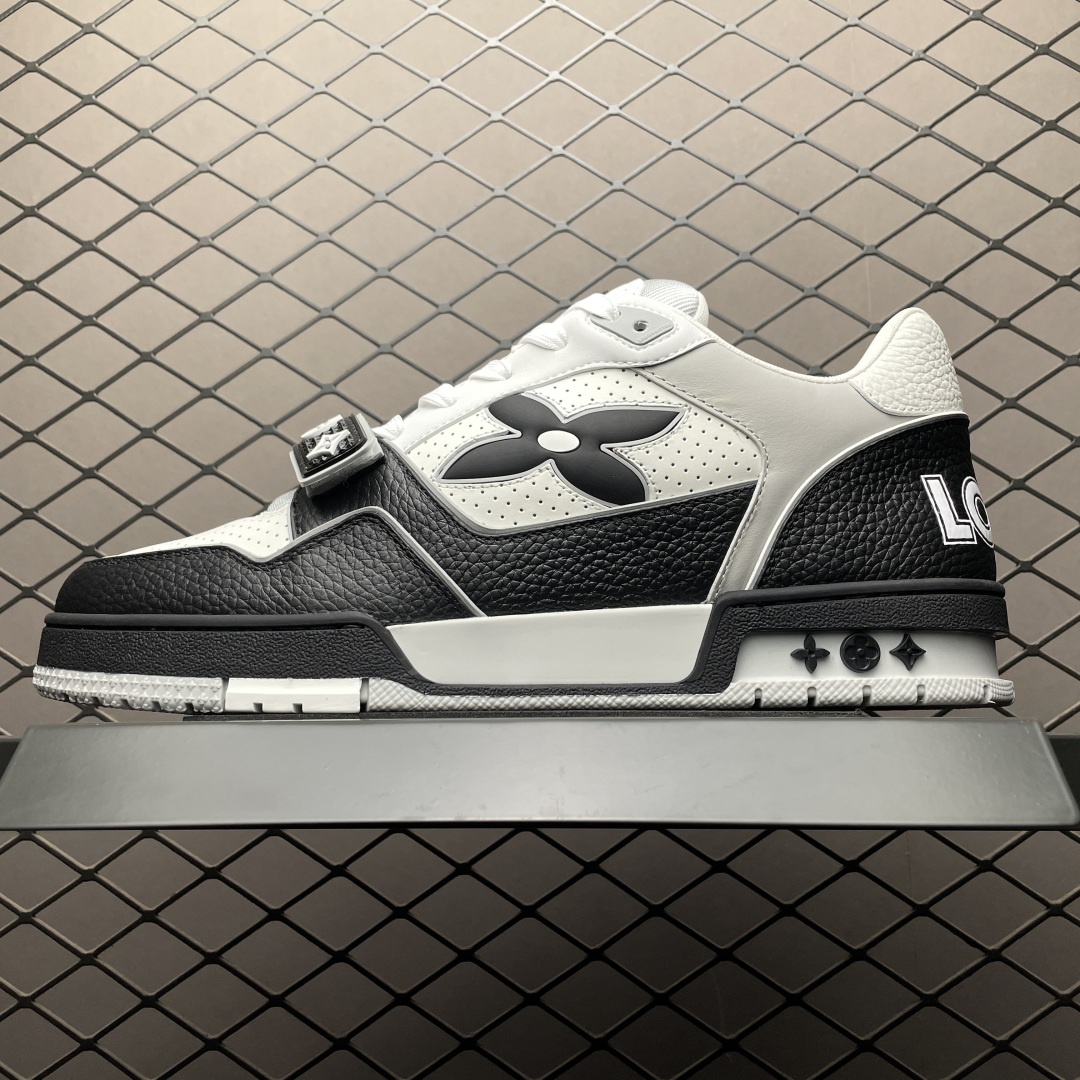 Low-top casual sneakers