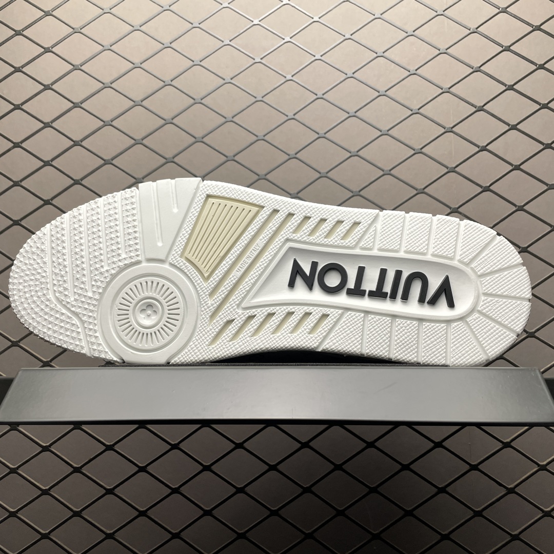 Low-top casual sneakers