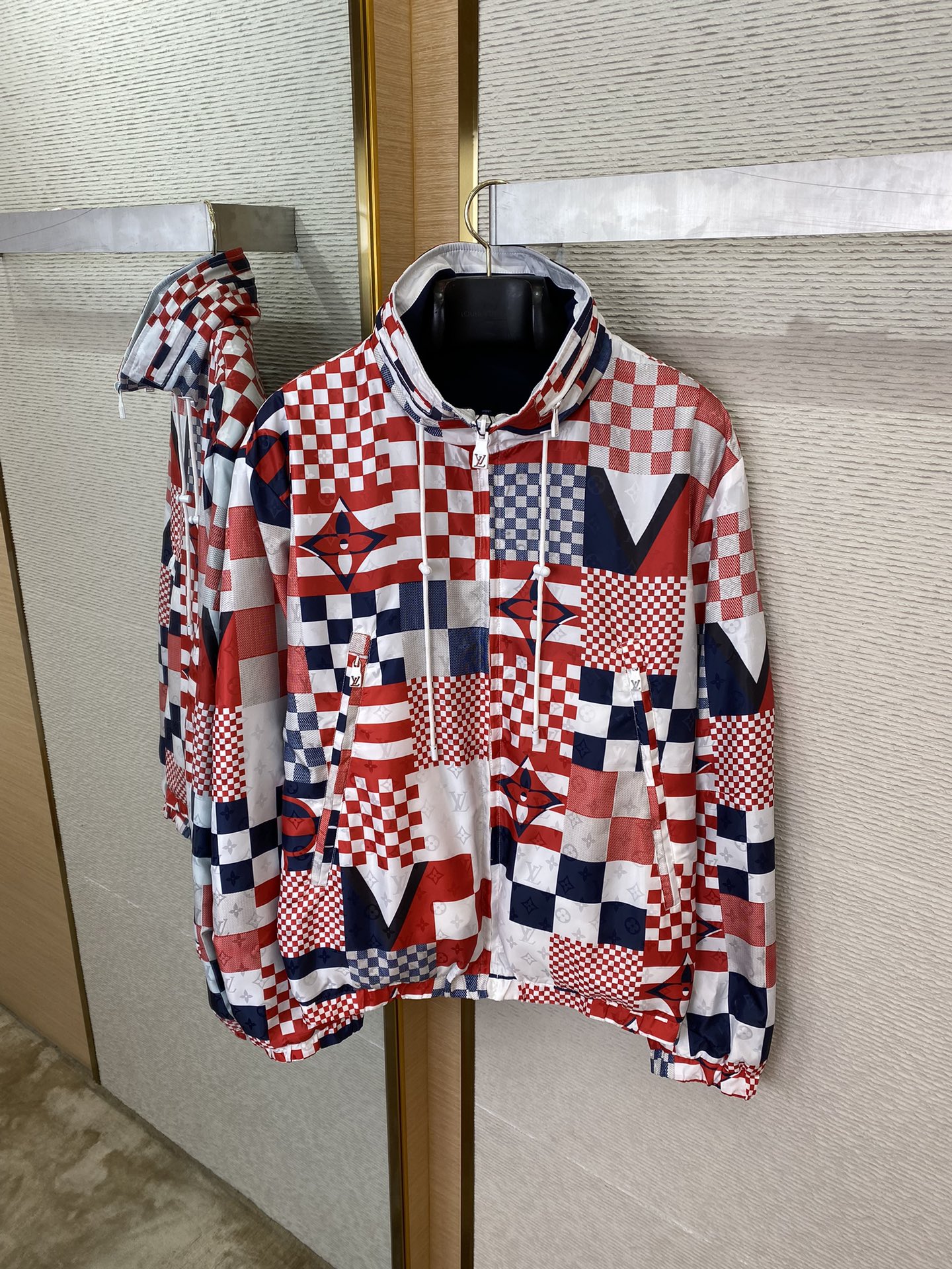 Reversible long sleeve jacket