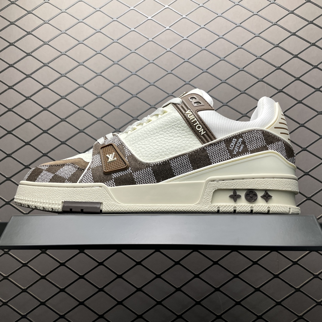 Low-top casual sneakers