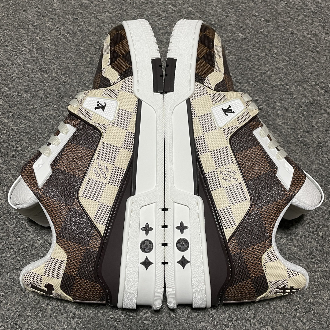 Low-top casual sneakers