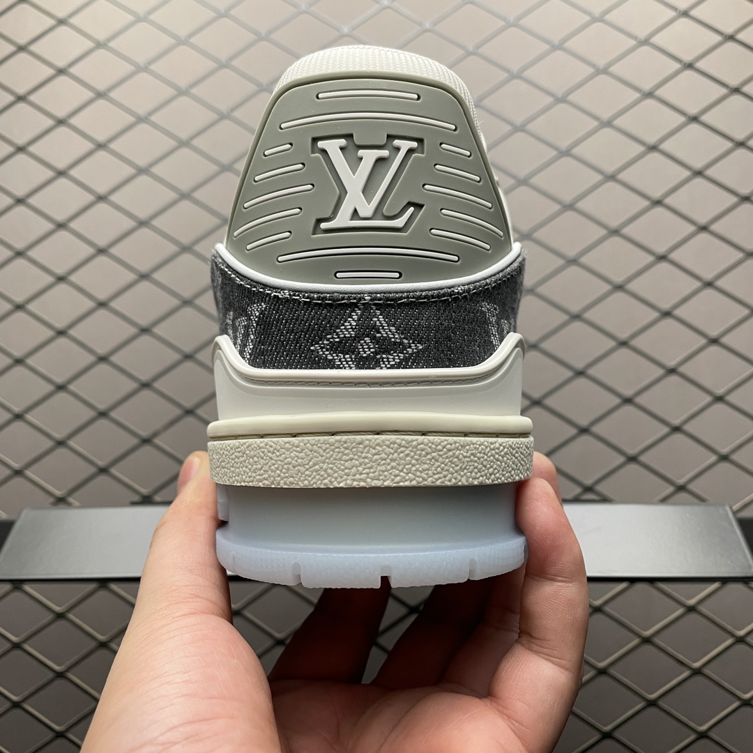 Low-top casual sneakers