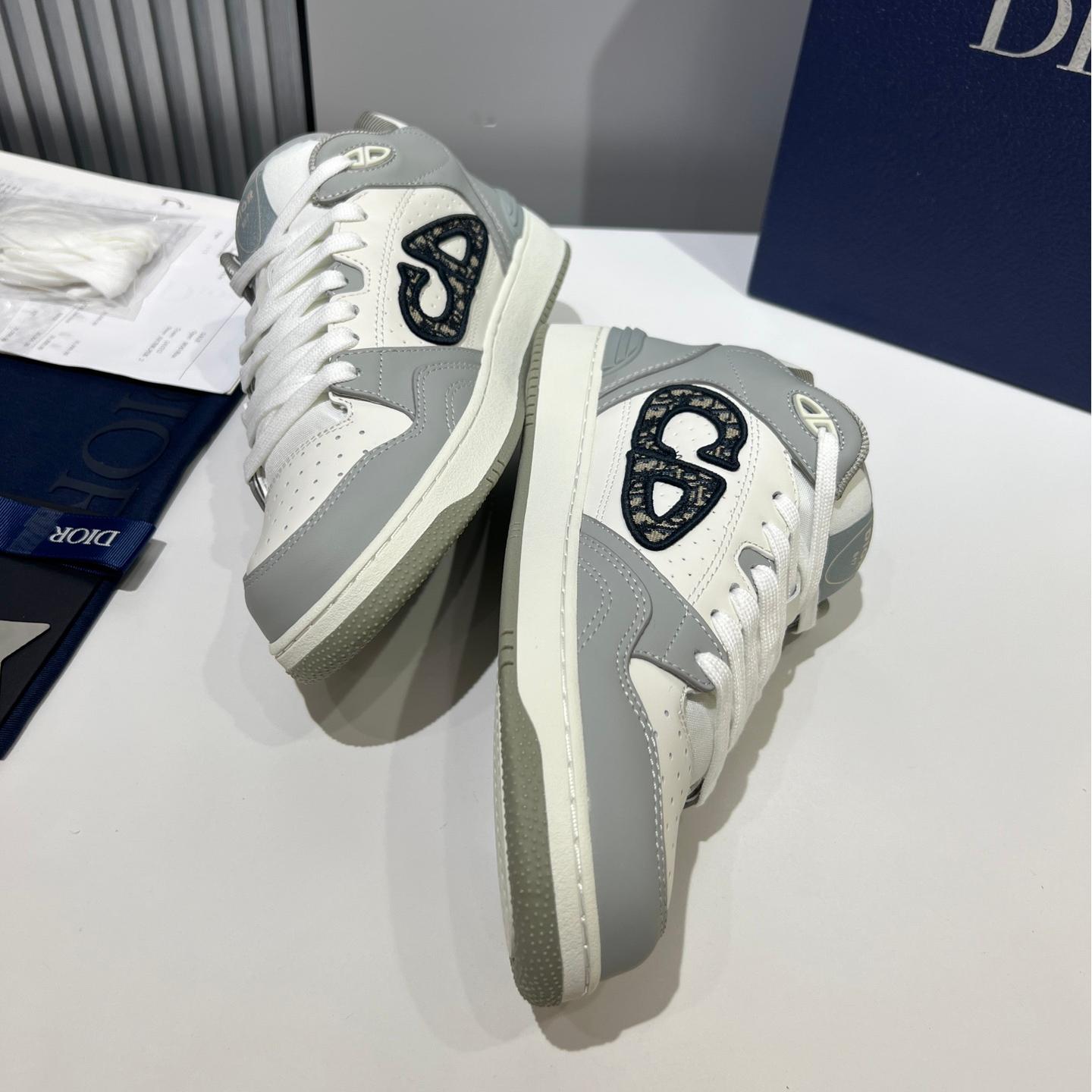 Low-top casual couple sneakers