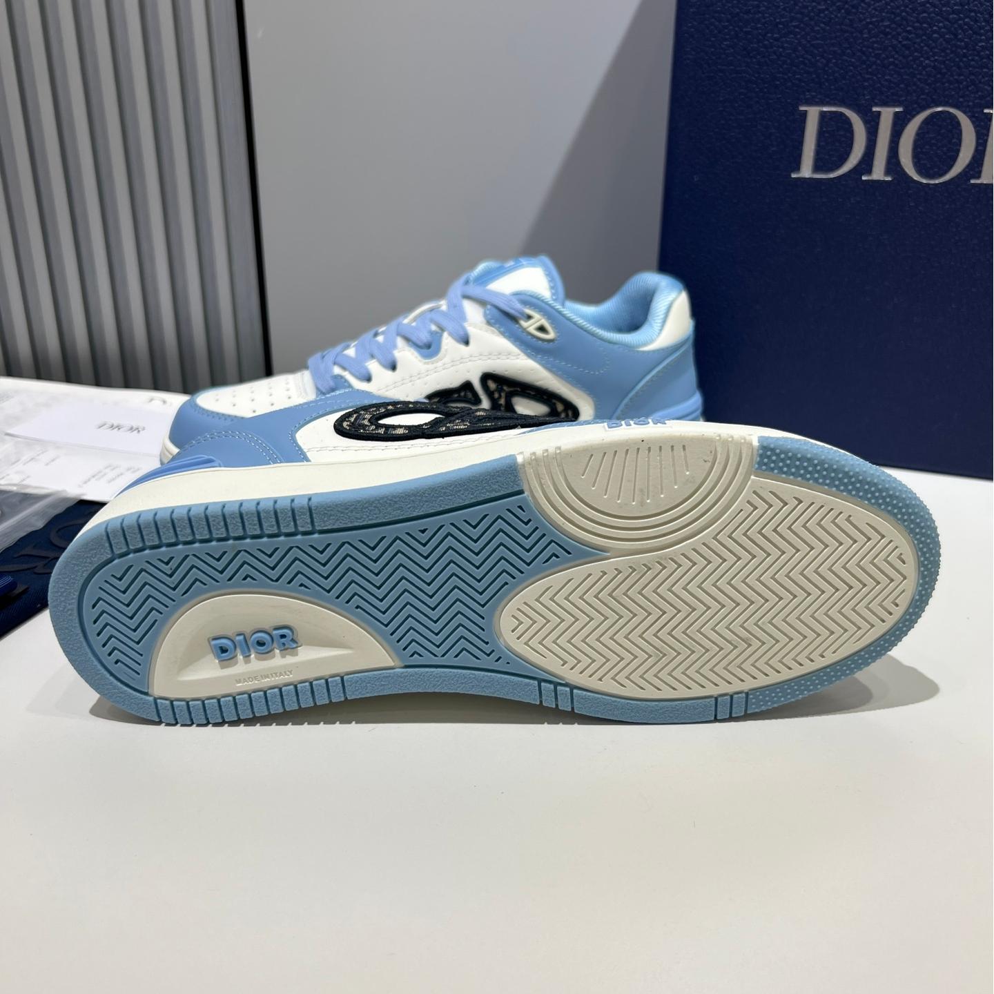 Low-top casual couple sneakers