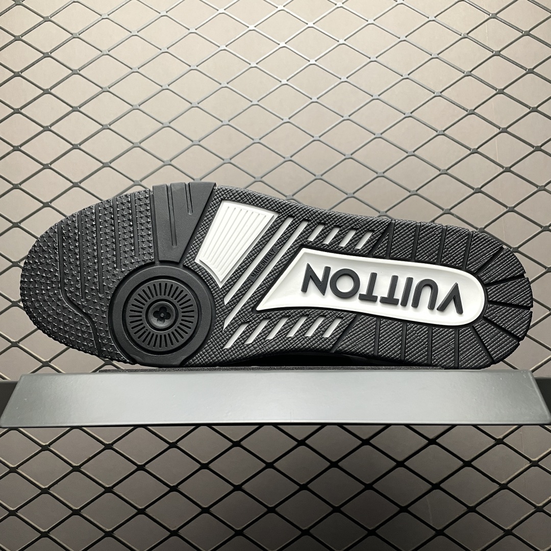 Low-top casual sneakers