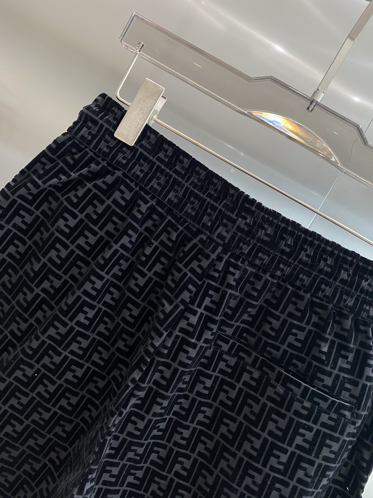 Side white stripe shorts