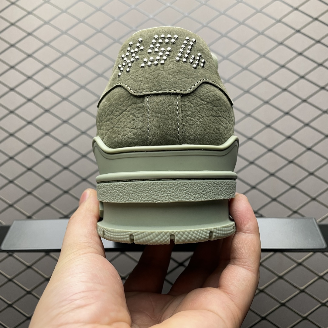 Low-top casual sneakers