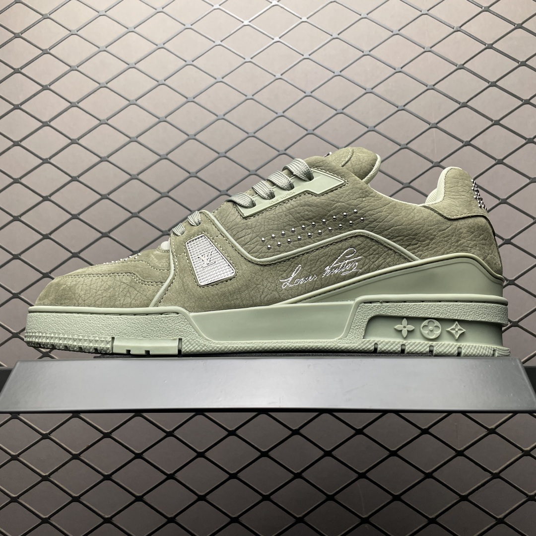 Low-top casual sneakers