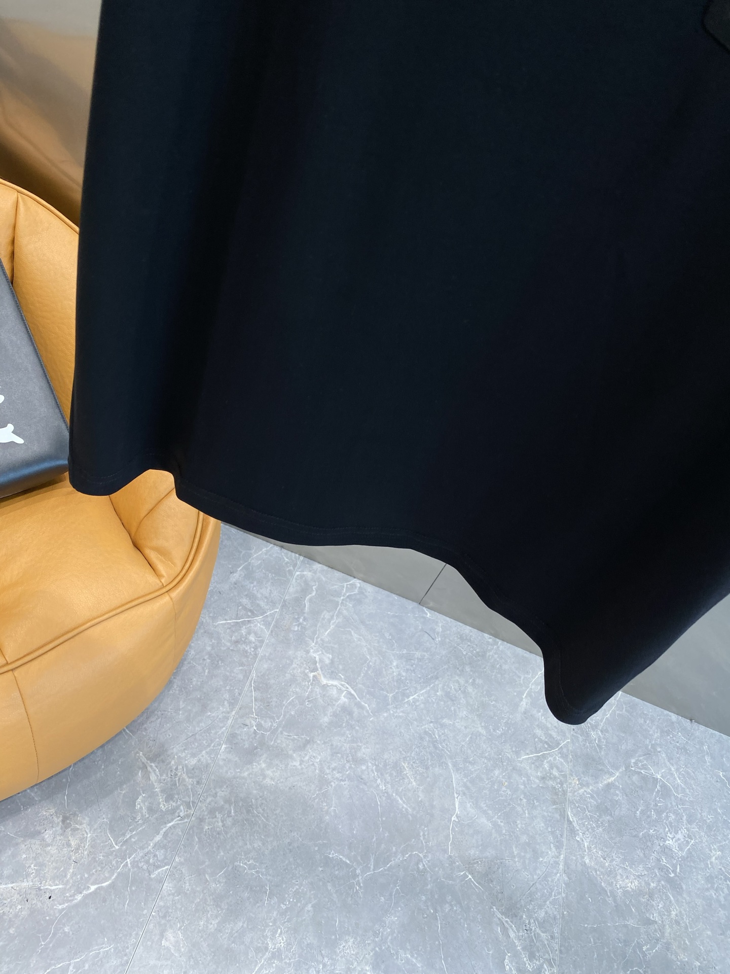 Black and white interwoven modern-style T-shirt