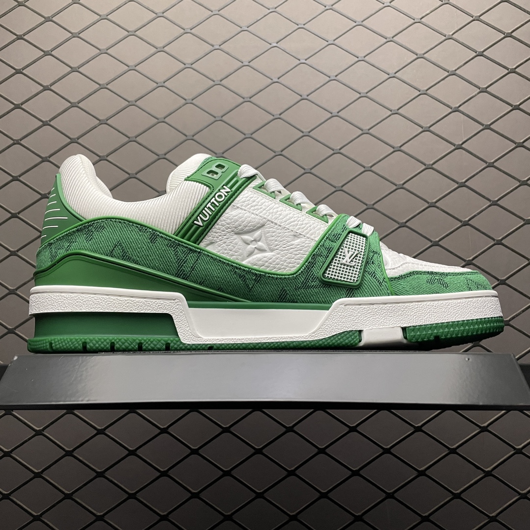 Low-top casual sneakers