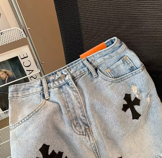 Ripped denim shorts with rough edges, summer design sense, casual five quarter pants