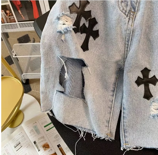 Ripped denim shorts with rough edges, summer design sense, casual five quarter pants