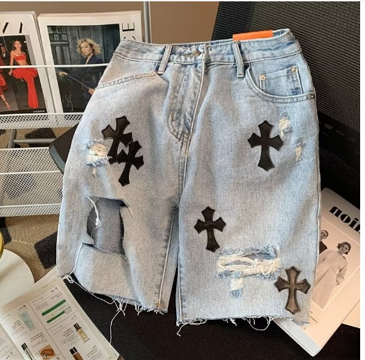 Ripped denim shorts with rough edges, summer design sense, casual five quarter pants