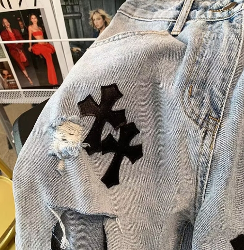 Ripped denim shorts with rough edges, summer design sense, casual five quarter pants