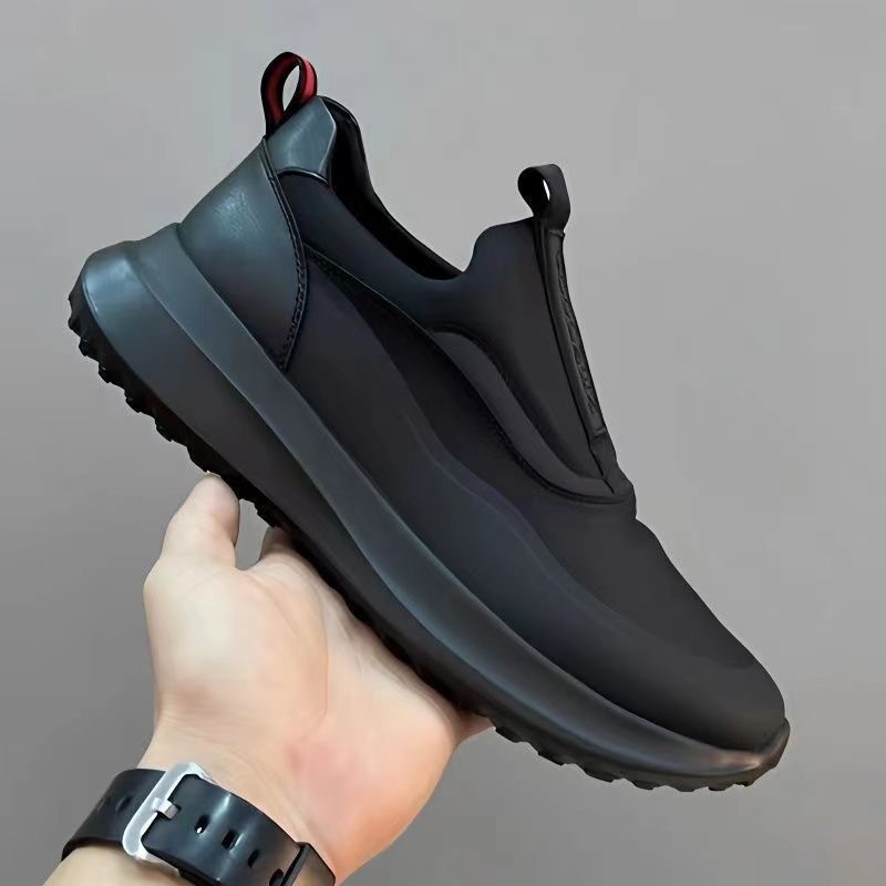 Korean version casual running shoes are lightweight, breathable, soft soled, and can be kicked with thick soled sports shoes