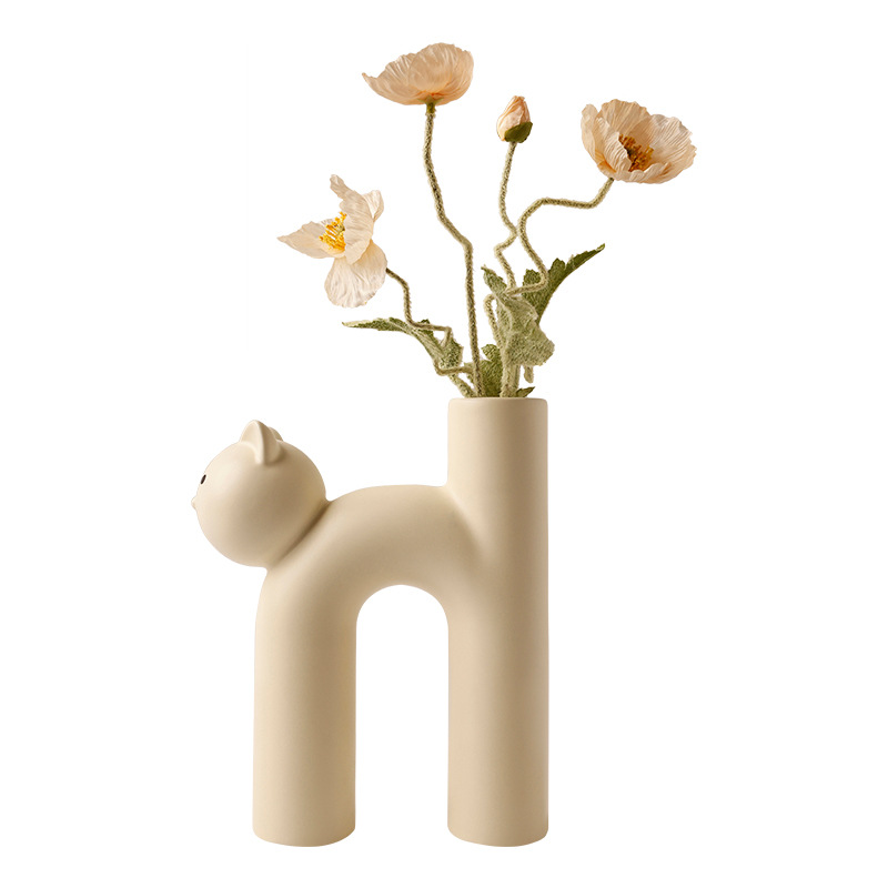 A cute Nordic-style cat vase for living room flower arrangement and home decoration