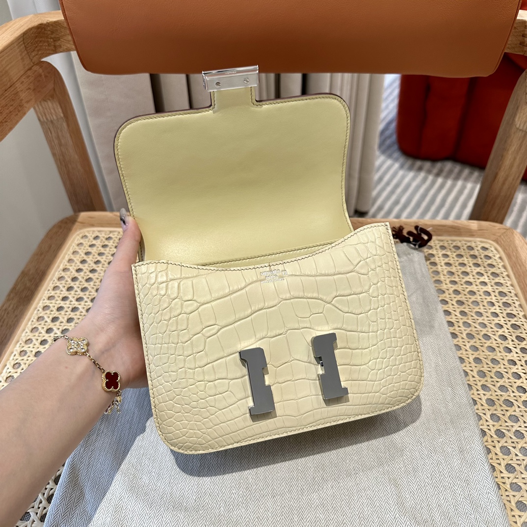 Hermès Constance 19 Vanille Alligator shiny crocodile🐊