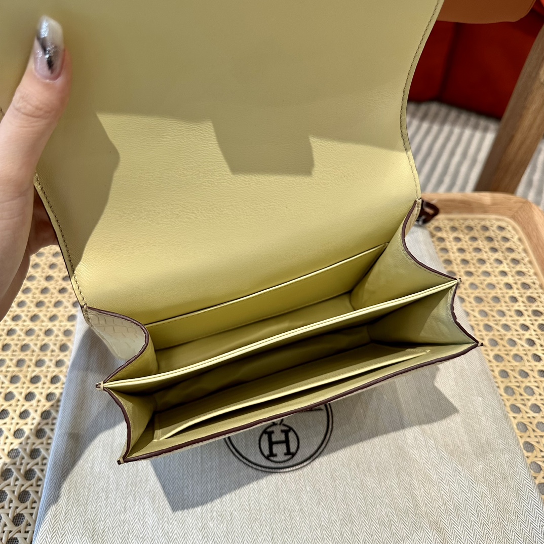 Hermès Constance 19 Vanille Alligator shiny crocodile🐊