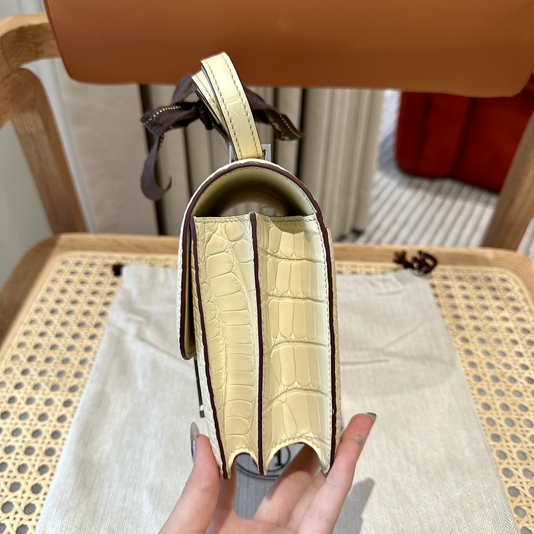 Hermès Constance 19 Vanille Alligator shiny crocodile🐊