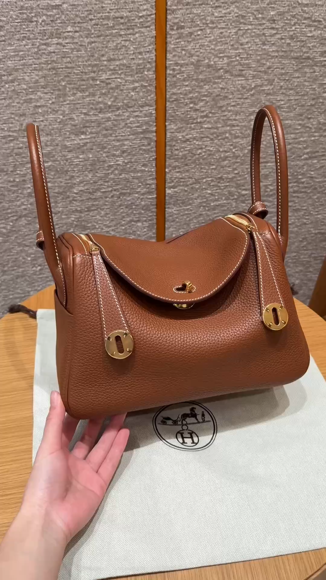 Hermès  Lindy 26 gold Clemence