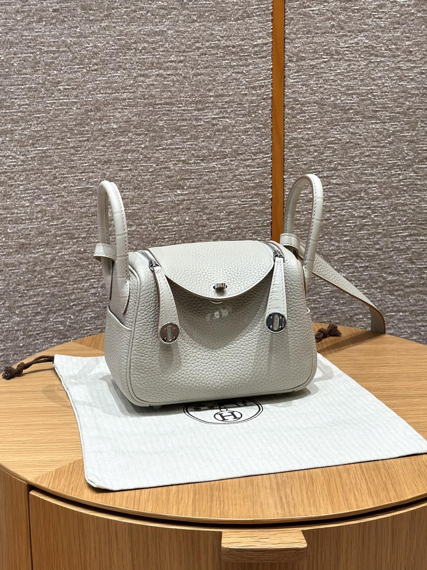 Hermès  Lindy 19 Girs Perle Clemence  and Matte Alligator🐊imported