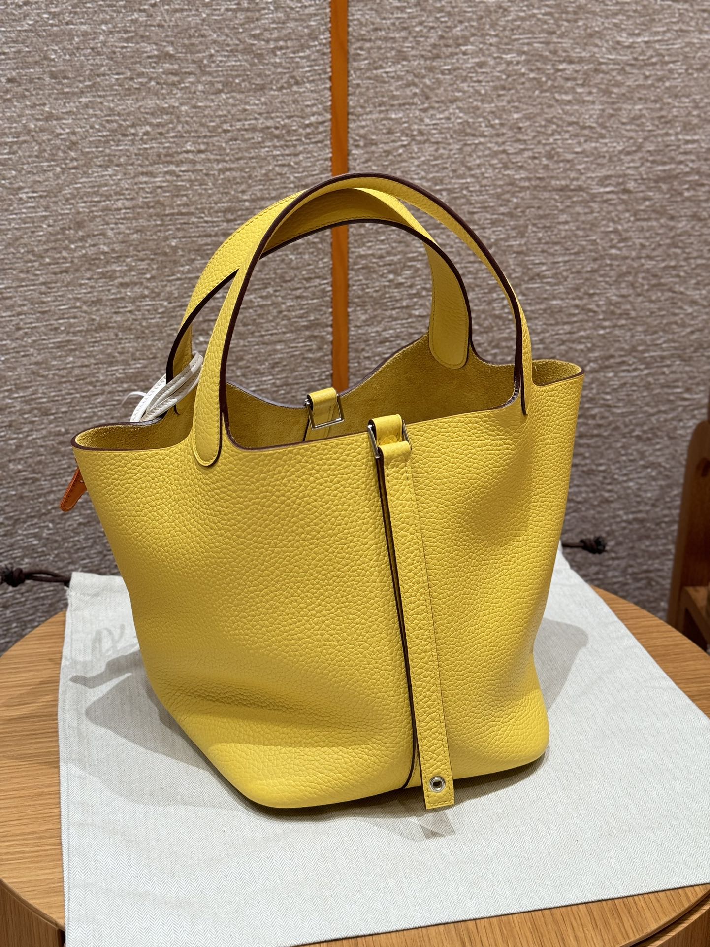 Hermès  Picotin lock 22  Jaune de naples  Clemence