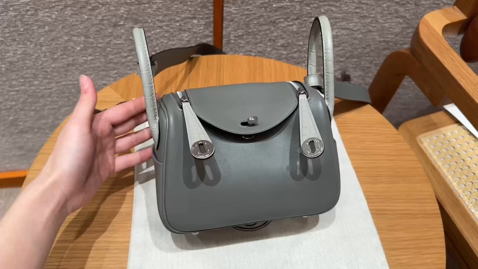 Hermès  Lindy 19 Girs Meyer and Girs Perle Swift and Matte Alligator crocodile