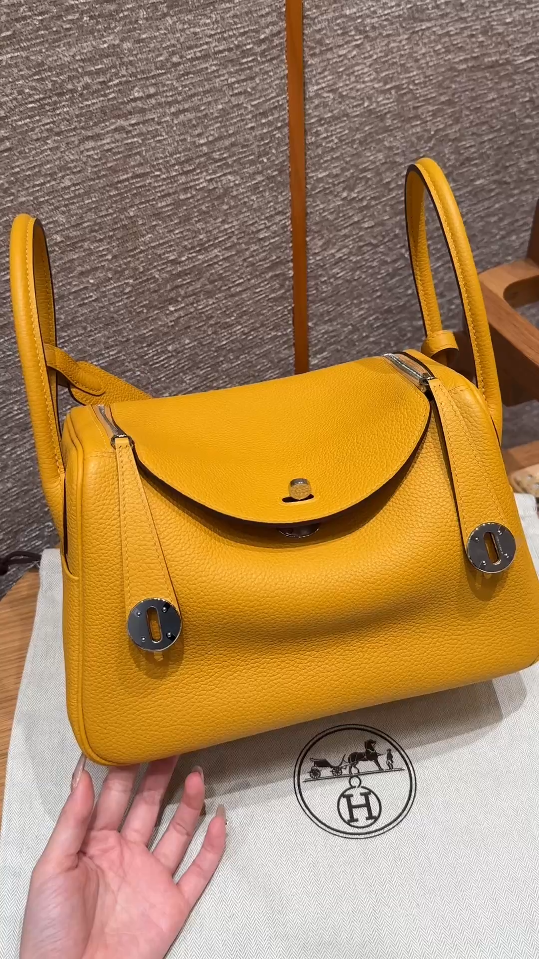 Hermès  Lindy 26 Jaune ambre Clemence