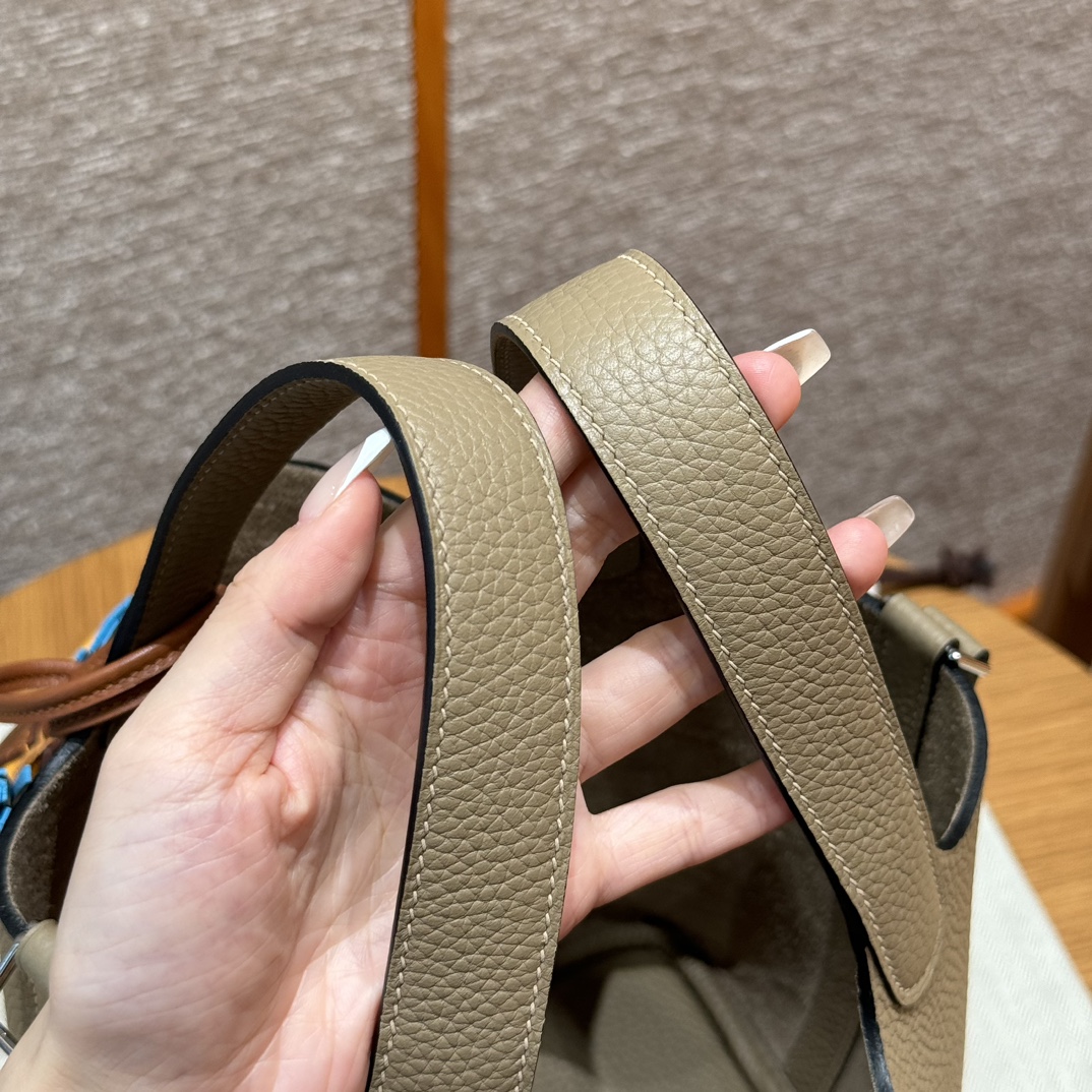 Hermès  Picotin lock 18  Beige Marfe Clemence