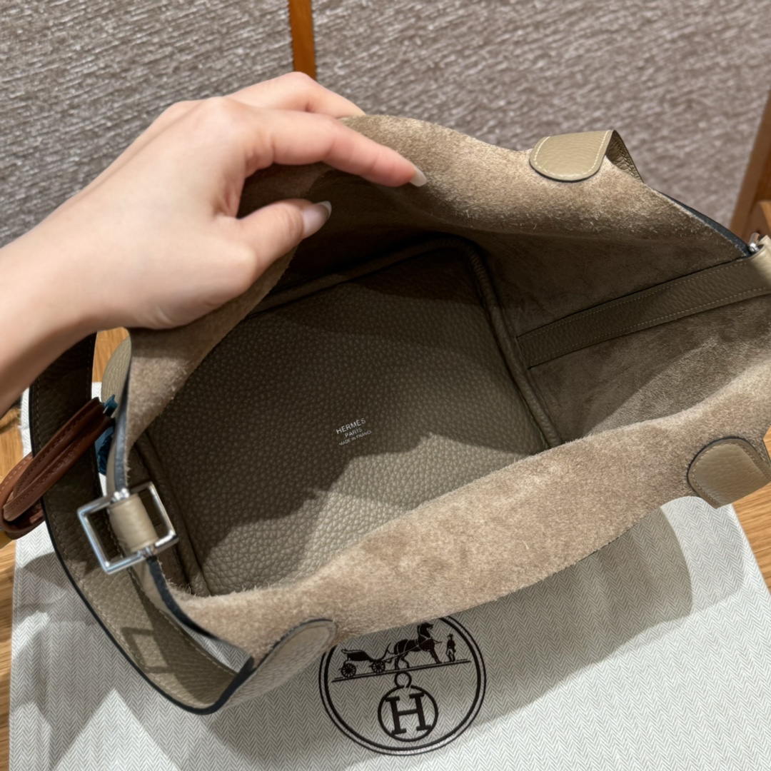 Hermès  Picotin lock 18  Beige Marfe Clemence