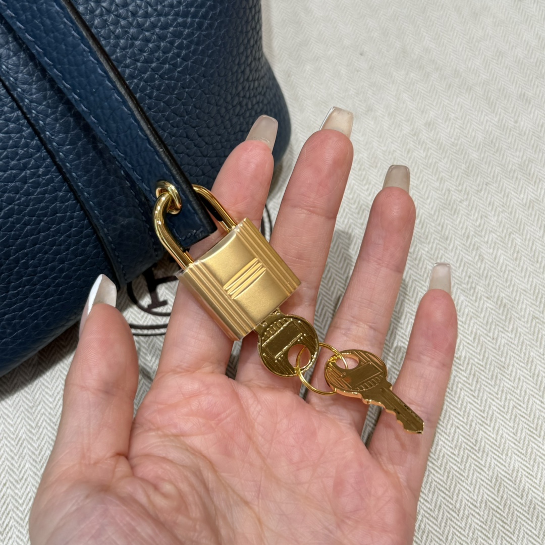 Hermès  Picotin lock 18 Blue presse Clemence