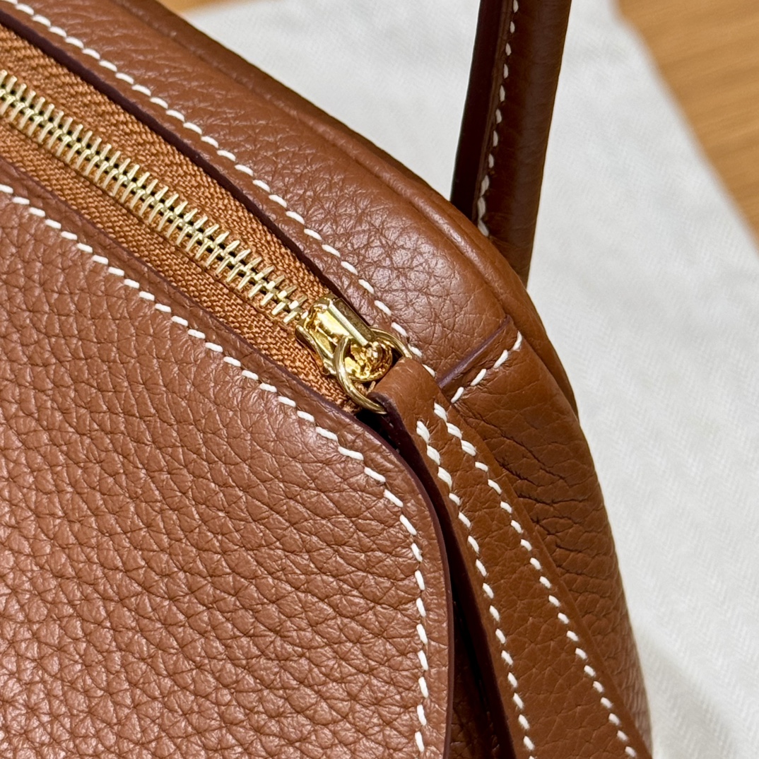 Hermès  Lindy 26 gold Clemence