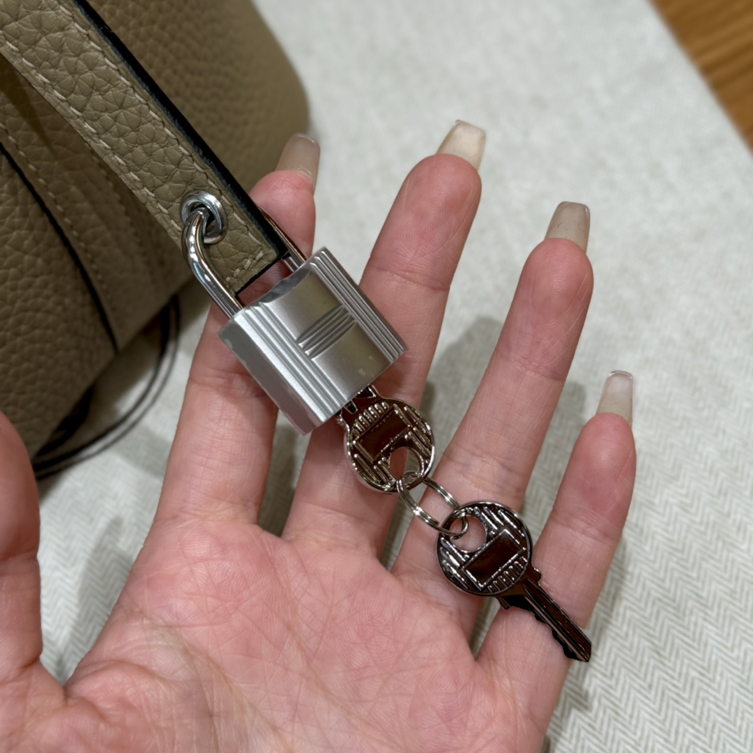 Hermès  Picotin lock 18  Beige Marfe Clemence