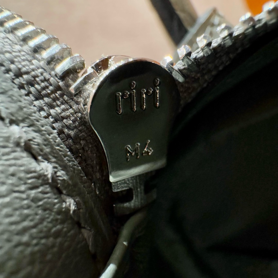 Hermès  Lindy 19 Girs Meyer and Girs Perle Swift and Matte Alligator crocodile