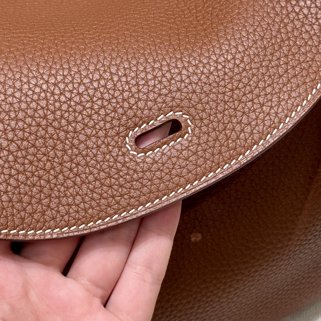 Hermès  Lindy 26 gold Clemence