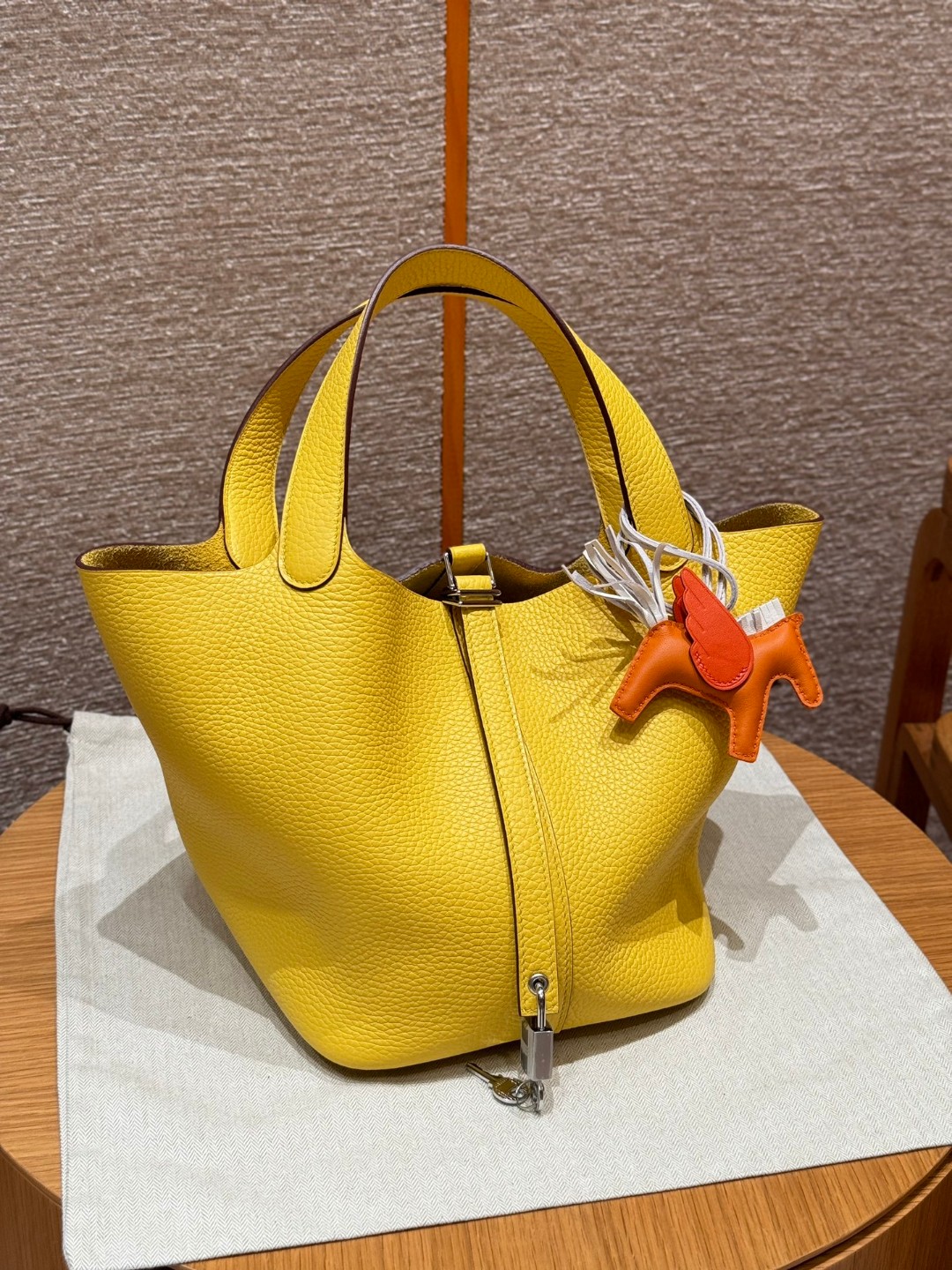 Hermès  Picotin lock 22  Jaune de naples  Clemence