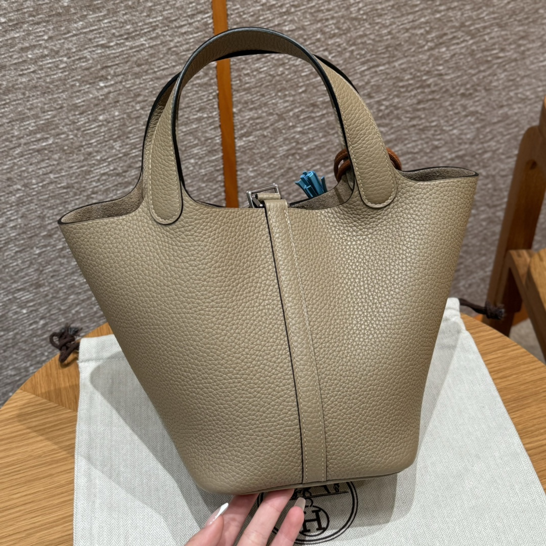 Hermès  Picotin lock 18  Beige Marfe Clemence