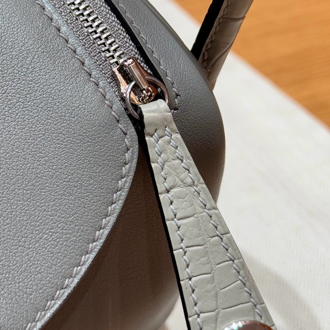 Hermès  Lindy 19 Girs Meyer and Girs Perle Swift and Matte Alligator crocodile