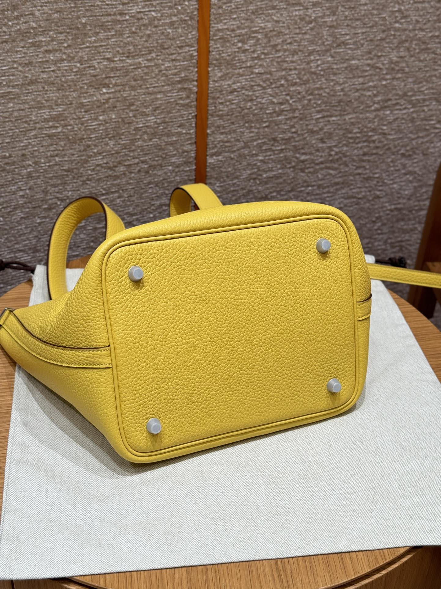 Hermès  Picotin lock 22  Jaune de naples  Clemence
