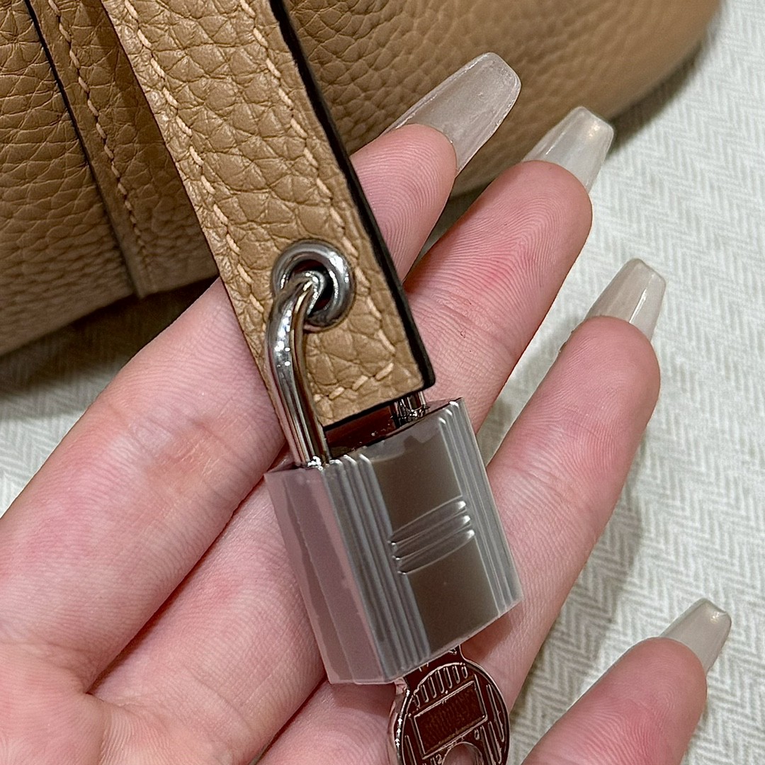 Hermès  Picotin lock 22 Chai Clemence