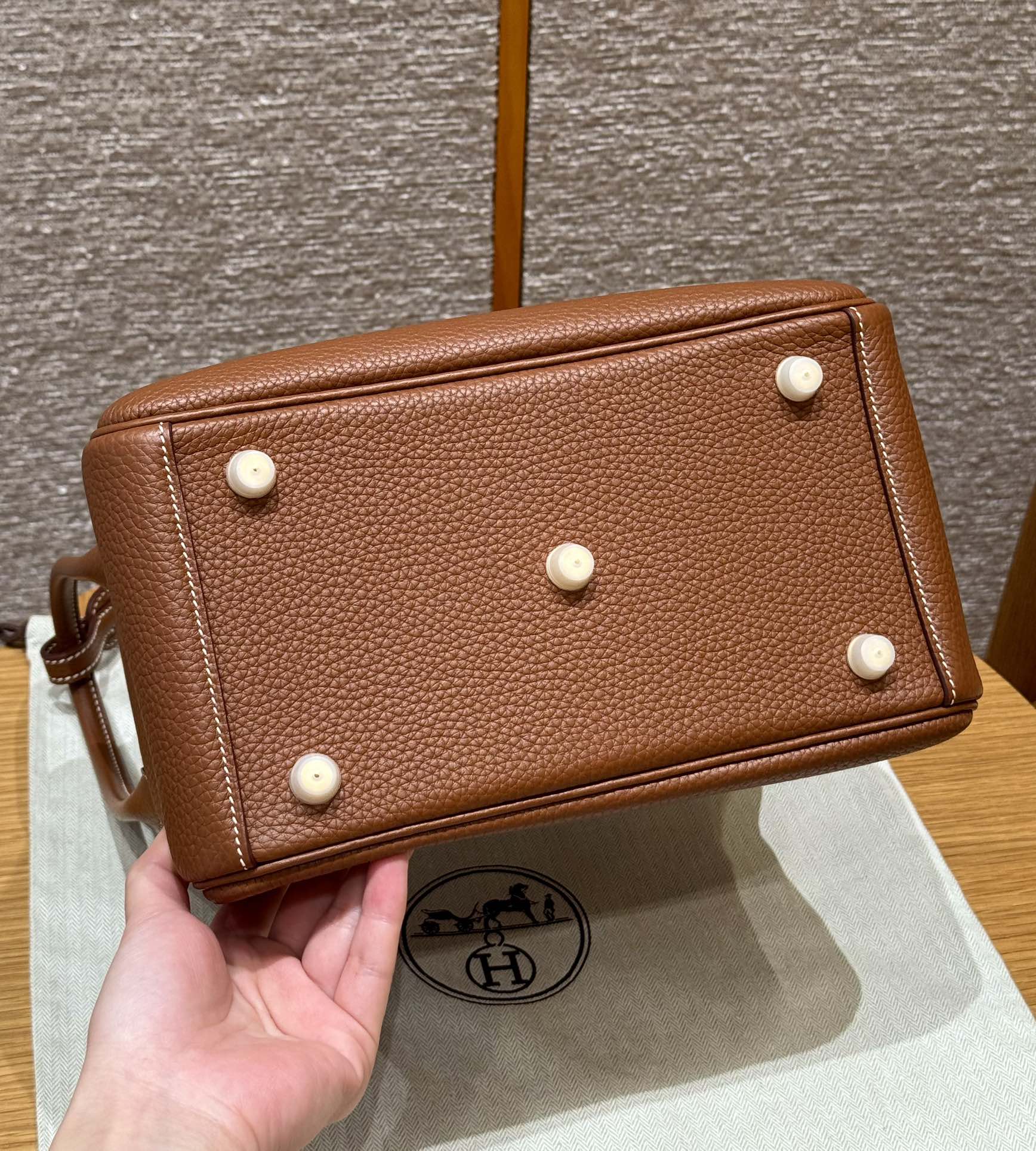 Hermès  Lindy 26 gold Clemence