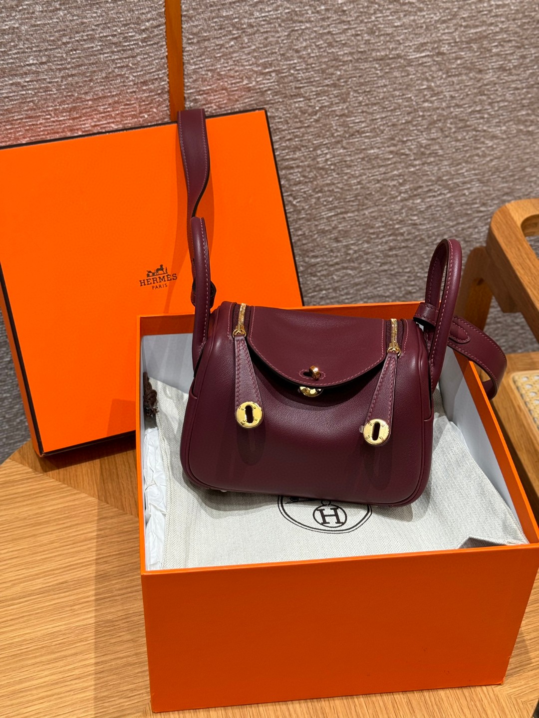 Hermès  Lindy 19 Bordeaux Swift