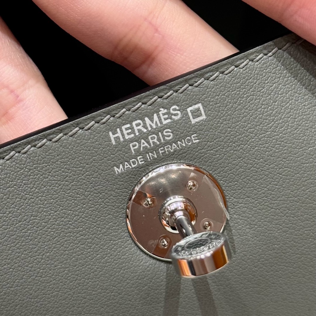 Hermès  Lindy 19 Girs Meyer and Girs Perle Swift and Matte Alligator crocodile