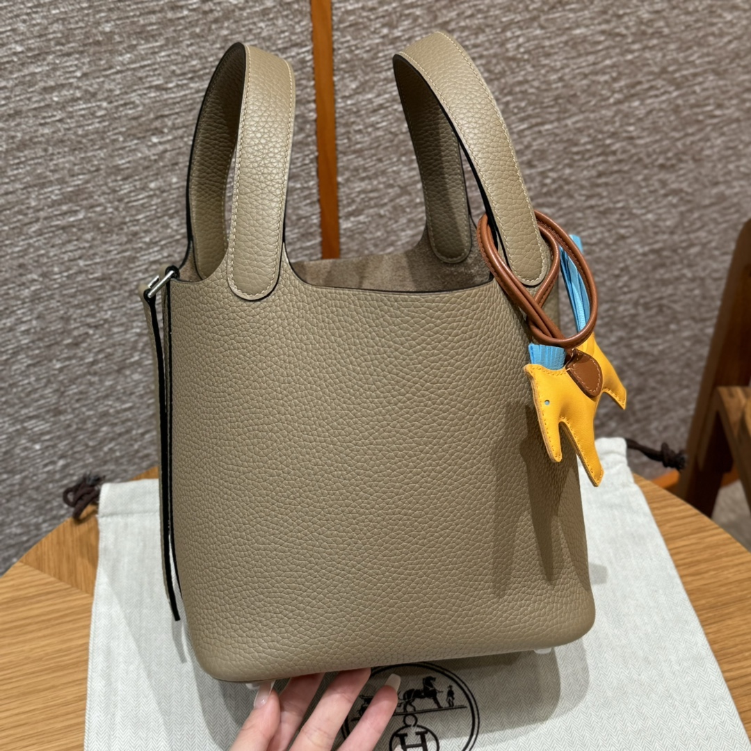 Hermès  Picotin lock 18  Beige Marfe Clemence