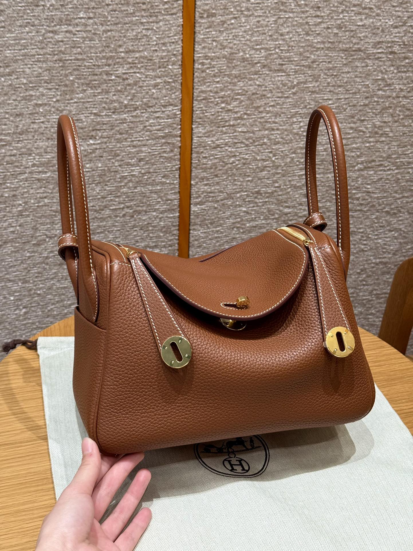 Hermès  Lindy 26 gold Clemence