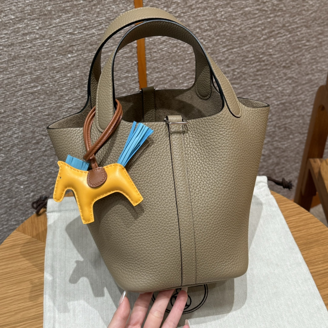 Hermès  Picotin lock 18  Beige Marfe Clemence