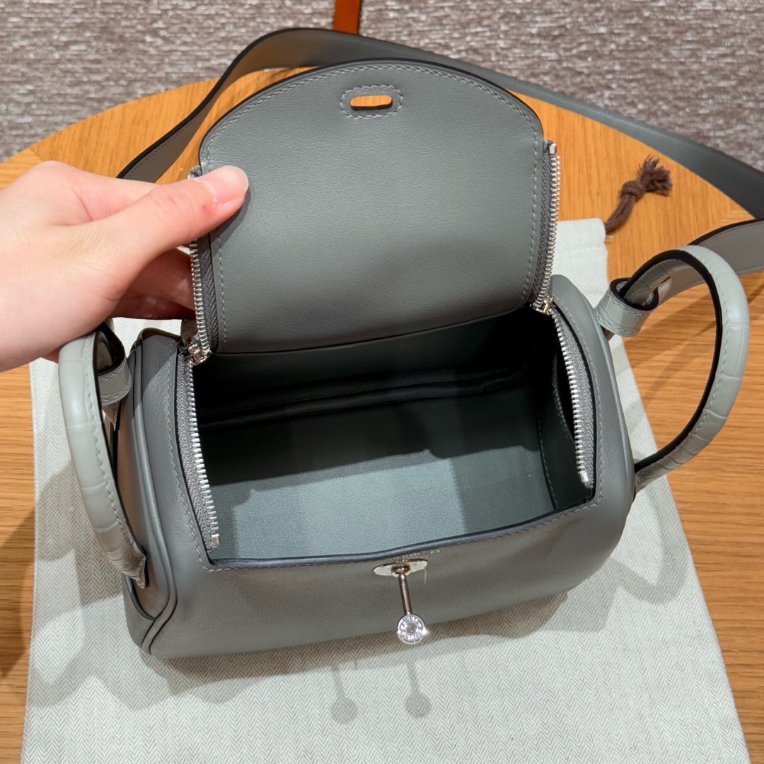 Hermès  Lindy 19 Girs Meyer and Girs Perle Swift and Matte Alligator crocodile